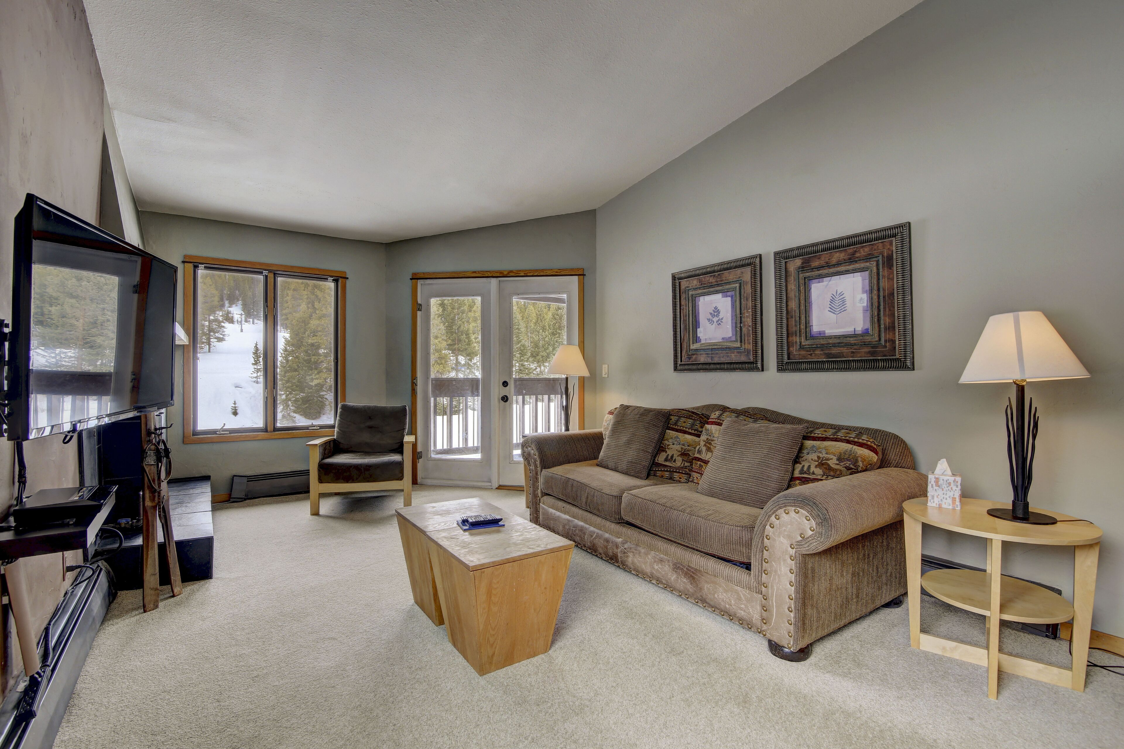 Cozy ski in , heated pool, on golf course, mtn view, tubing, king bed, garage