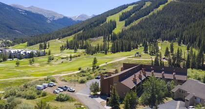 Cozy ski in , heated pool, on golf course, mtn view, tubing, king bed, garage