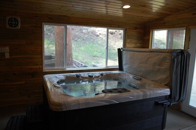Estes Park Retreat, Hot Tub, Fireplace, Sleeps 14, Wildlife, Private, Convenient