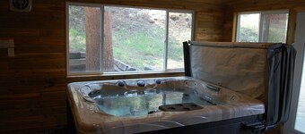 Estes Park Retreat, Hot Tub, Fireplace, Sleeps 14, Wildlife, Private, Convenient
