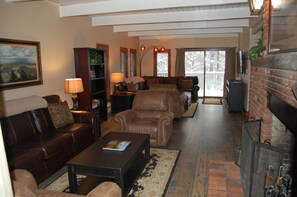 Televisión, chimenea, reproductor de DVD y tenis de mesa