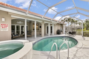 Outdoor pool, a heated pool - Paradise - 5 min walk to beach!  3 bedroom, 2 bath, sleeps 8! (Marco Island)