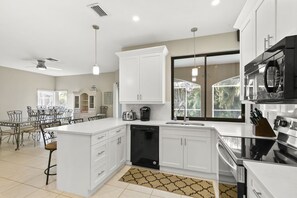 Kylskåp, mikrovågsugn, ugn och spishäll