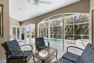 Paradise - 5 min walk to beach!  3 bedroom, 2 bath, sleeps 8!