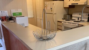 Una cocina moderna con una isla central, horno empotrado y estufa.