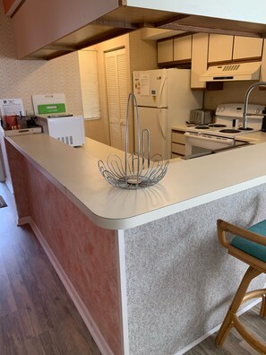 Frigorifero, microonde, piano cottura, lavastoviglie