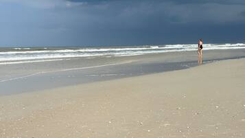 Plage, chaises longues, serviettes de plage