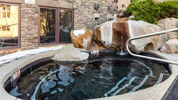 Tina de hidromasaje al aire libre