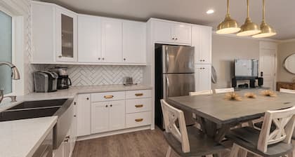 Luxurious 3-bed/2-bath Coastal Modern Beach Cottage-AC, Walk to Beach!