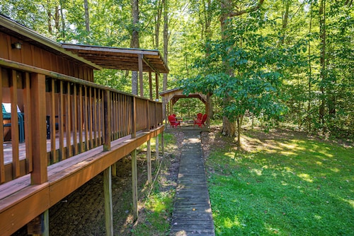 Mountaineer Cabin 5 - 3 Bdrm with Hot Tub close to New River Gorge National Park
