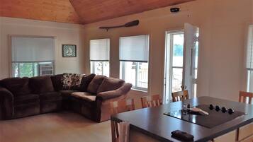 Una televisión, una chimenea, un reproductor estéreo