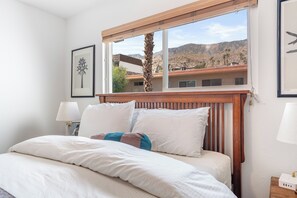 2 makuuhuonetta, työpöytä, silitysrauta/-lauta, ilmainen Wi-Fi