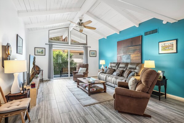 Älytelevisio, kirjoja, työhuone