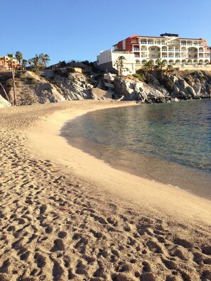 Chaises longues, serviettes de plage