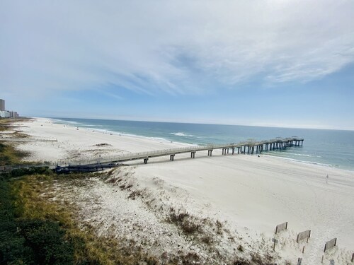 Winter SALE 89/nt base! Gulf Front, Panoramic Views, Beach Supplies, Pool!