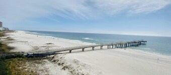 99 / ntで発売中！ 素晴らしい景色、エクストラ窓付きのコーナーユニット、温水プール！