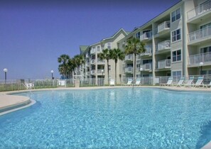 Outdoor pool, a heated pool - 4208 LUXURY REMODEL Best Rates, 5⭐️, Wifi, Beach Svc, 2 Pools Hot Tub Pickleball (Miramar Beach)