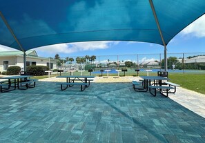 Outdoor dining - 4208 LUXURY REMODEL Best Rates, 5⭐️, Wifi, Beach Svc, 2 Pools Hot Tub Pickleball (Miramar Beach)