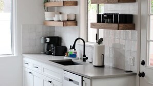 Kaffetrakter/tekoker, kjøleskap, mikrobølgeovn og ovn