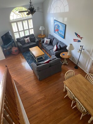Smart TV, DVD player, foosball, stereo - Updated with everything you need for family fun time, just minutes to beach! (Ocean View)