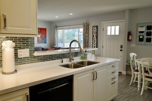 Pet friendly cottage one mile from the beach