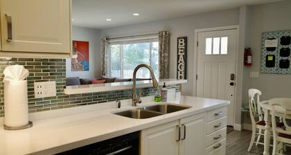 Pet friendly cottage one mile from the beach