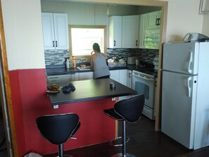 Geladeira, micro-ondas, fogão, cooktop