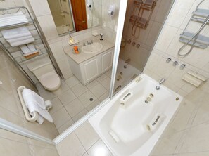 Shower, jetted tub, hair dryer, towels - Exc PH, Best Loc, Near Carolina, Huge Balcony, Amazing Views, WiFi, APU, 💲Deals! (Quito Canton)