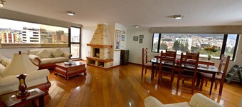 FAB Penthouse, near Carolina PK, Amz Views! Fam friendly, WiFi, Pkg, Discounts!