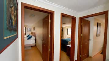 4 makuuhuonetta, tallelokero huoneessa, työpöytä, silitysrauta/-lauta