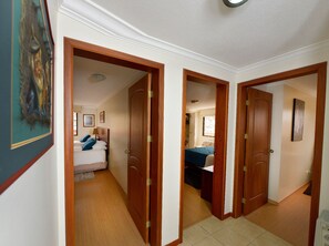 4 bedrooms, in-room safe, desk, iron/ironing board - FAB PH, Safe, near Carolina PK, Amz Views! WiFi, Free Pkg, Fam friendly, Deals!  (Quito Canton)