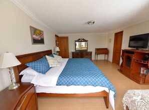 4 bedrooms, in-room safe, desk, iron/ironing board