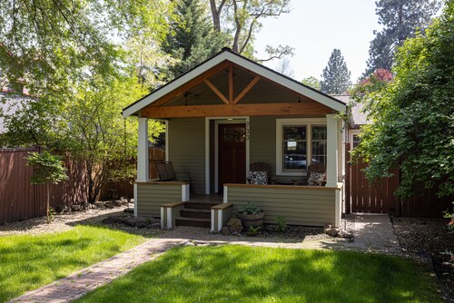 Contemporary Chic Cottage │Downtown Historic District │Hot Tub │Gourmet Kitchen