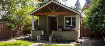 Contemporary Chic Cottage │Downtown Historic District │Hot Tub │Gourmet Kitchen