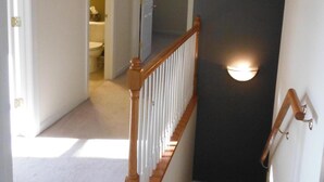 Un escalier avec des rampes en bois menant à un palier.