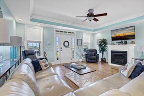 Fernseher, Kamin, DVD-Player