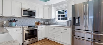 Magnificent 6br/6bth home w/ IN-GROUND HEATED POOL & Luggage Lift!