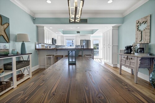 Magnificent 6br/6bth home w/ IN-GROUND HEATED POOL & Luggage Lift!