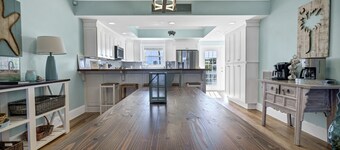 Magnificent 6br/6bth home w/ IN-GROUND HEATED POOL & Luggage Lift!