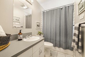 Combined shower/bathtub, hair dryer, towels, shampoo - Park Place - 20 Miles to YNP ~ Hot Tub ~ Wi-Fi ~ Fire Pit (Island Park)