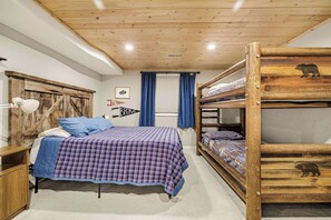 5 bedrooms, WiFi, bed sheets - Park Place - 20 Miles to YNP ~ Hot Tub ~ Wi-Fi ~ Fire Pit (Island Park)