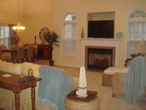TV, fireplace, DVD player - Golfers Paradise in Beautiful Brunswick Plantation Golf Resort (Calabash)