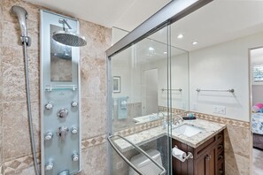 Shower, hair dryer, towels - 202 - Premium remodeled oceanfront with A/C - Spectacular! (Kihei)