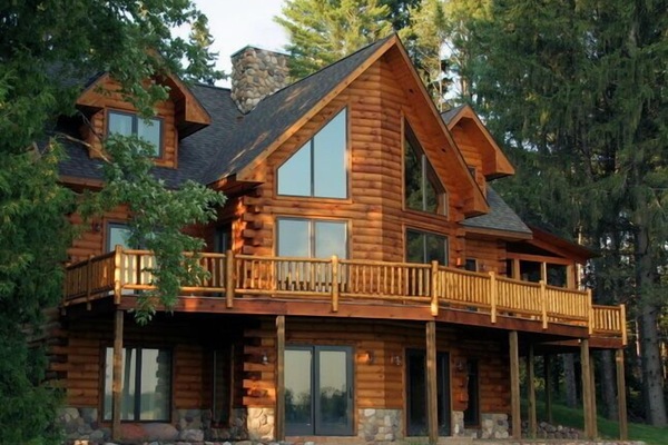 Reese's Retreat, 3 story luxury log and glass home on Waupaca WI Chain'O lakes.