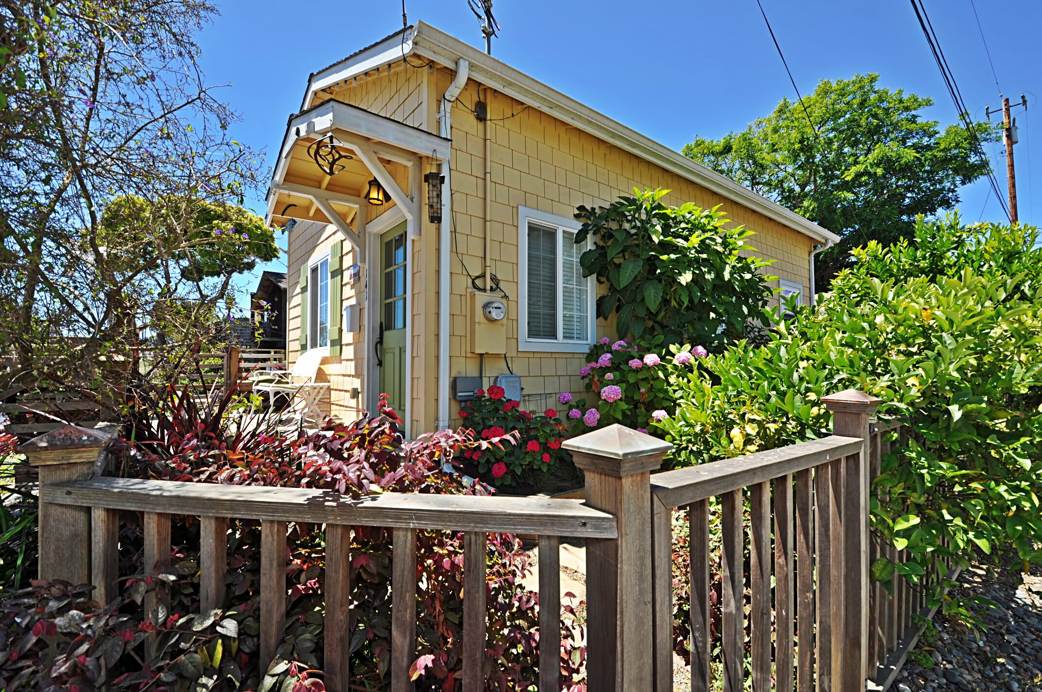Side yard is fenced in for kids and dogs.
Beautiful flowers in spring & summer.