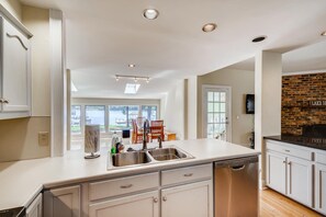 Fridge, microwave, oven, stovetop - BREATHTAKING VIEWS AT NORMANDY BREEZE! (Denver)