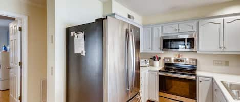 Refrigerador, microondas, horno, placa de cocina