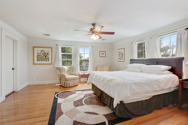 4 bedrooms, desk, iron/ironing board, free WiFi