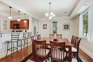 Dining - NEAR FRENCH QUARTER - 4 Bdrm Home - LOW RATES! - Safest Neighborhood. (Arabi)