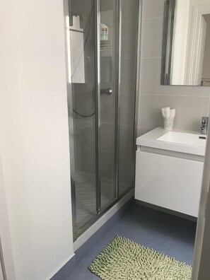 Combinazione doccia/vasca, asciugacapelli, asciugamani, sapone
